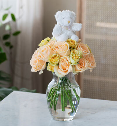 Fersken rosebukett med vase og bamse